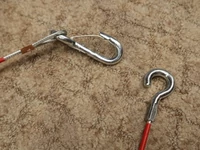 Körübelül 950 cm hosszú erős acélkábel. 7 mm vastag, kampóval rögzíthető a kézifék karhoz, a másik végén karabiner található. Körübelül 950 cm hosszú erős acélkábel. 7 mm vastag, kampóval rögzíthető a kézifék karhoz, a másik végén karabiner található.