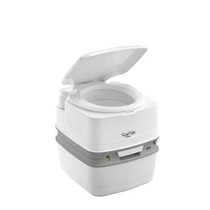 (M9970156) A Porta Potti Qube 365 vízöblítéses hordozható WC