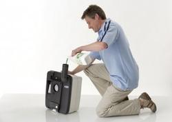 Az alsó tartály feltöltése lebontószerrel Az alsó tartály feltöltése lebontószerrel