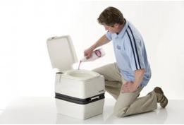 Az egyszerűen ráhelyezett víztartály feltöltése vízzel és illatosítószerrel Az egyszerűen ráhelyezett víztartály feltöltése vízzel és illatosítószerrel