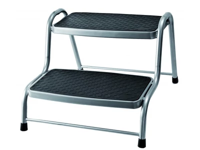 Kétlépcsős, fémvázas fellépő, csúszásmentes gumi járófelülettel