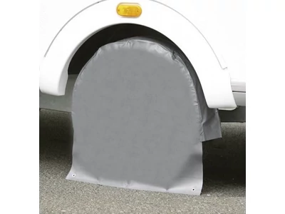 Keréktakaró fólia, világosszürke színben, egytengelyes lakókocsira, mely a kerék futófelületét és oldalfalát is védi a káros napsugárzástól