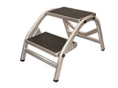 Kétlépcsős, alumíniumvázas fellépő, csúszásmentes gumi járófelülettel