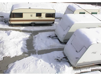 A tárolás idején a járművet a  jármű saját casco biztosítása védi