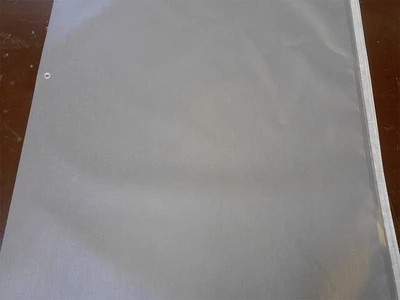 Szélfogó kötény lakójárművekhez, szürke színben, 75 cm magas.