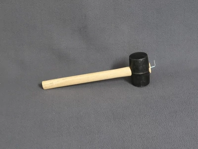 Cövekkihúzóval ellátott gumikalapács