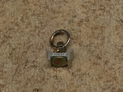 Lakójárművek rakodórekeszeiben található rögzítősínbe húzható rögzítőfül