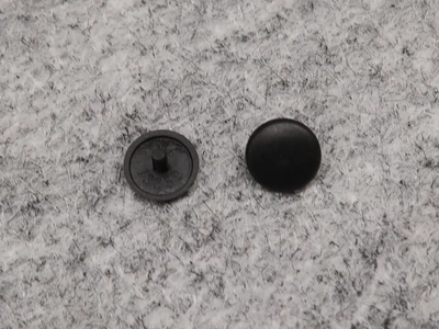 Csavartakaró gomb - fekete