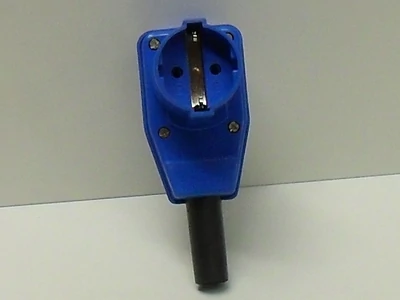 Lengő dugó megosztott elektromos aljzattal.