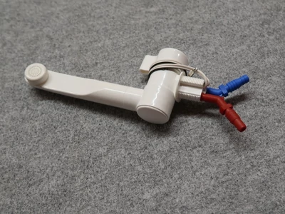 Klasszikus, süllyeszthető kifolyóval rendelkező vízcsap mikrokapcsolóval.