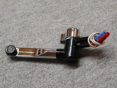 Modern megjelenésű állítható vízcsap kapcsolóval