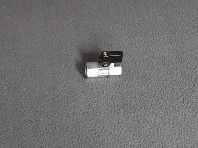 Belső menetes, mindkét oldalán 3/8" csatlakozóval