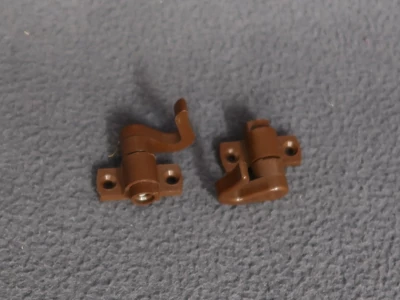 Akasztós szekrény ajtórúdzár beakasztó fül, műanyag, barna