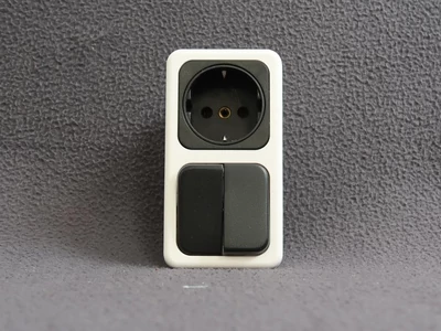 Cikkszám: 904020, megnevezés: Komplett dugaljzat - kettős billenőkapcsoló