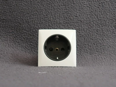 Cikkszám: 904028, megnevezés: Berker komplett dugaljzat - fekete konnektor fehér kerettel