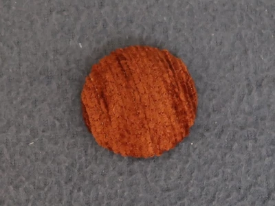 Kárpitgomb karmazsin színben