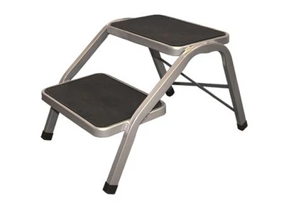 Kétlépcsős, fémvázas fellépő, csúszásmentes gumi járófelülettel