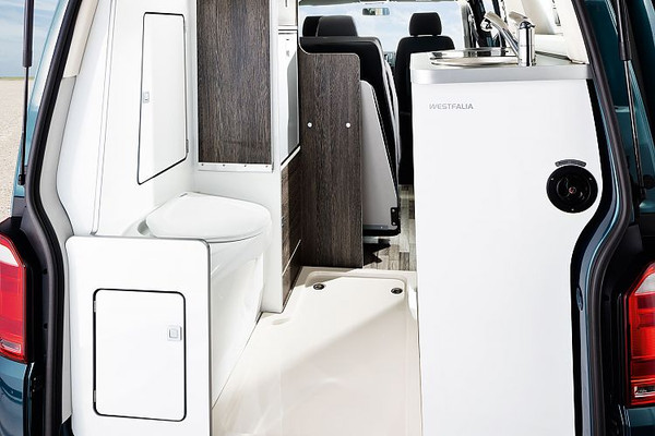 Mindennek jut hely, még egy beépített toalettnek és az eltolható padló alá épített zuhanytálnak is