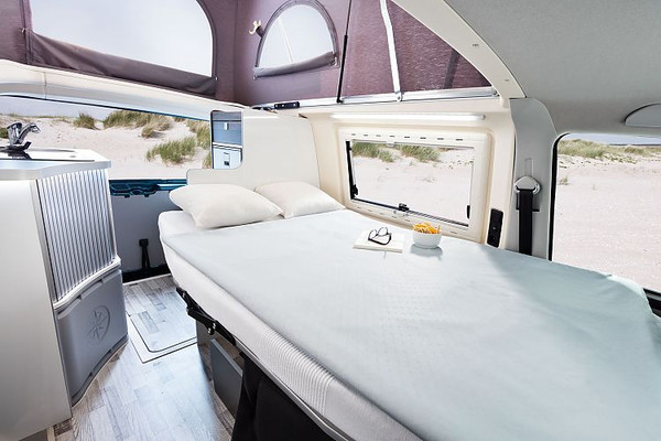 Franciaágy az ülőpadból átalakítva a kényelmes pihenés érdekében.