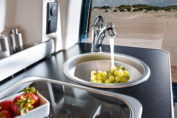 Széles konyharész rozsdamentes csappal