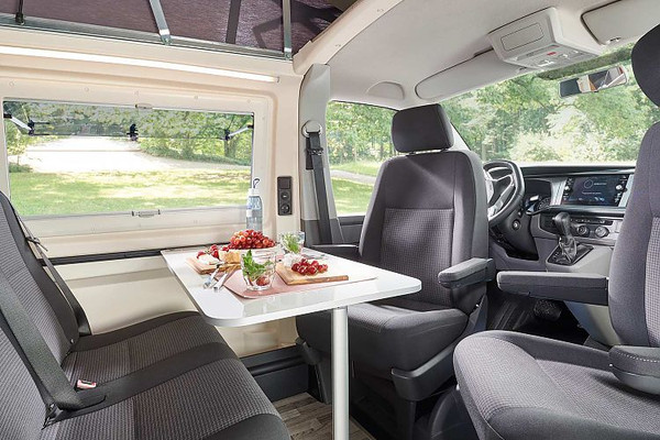 Megfordítható vezető-, és vezető melletti ülések