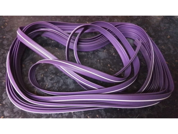 Csavartakaró szalag lila-fehér 12 mm