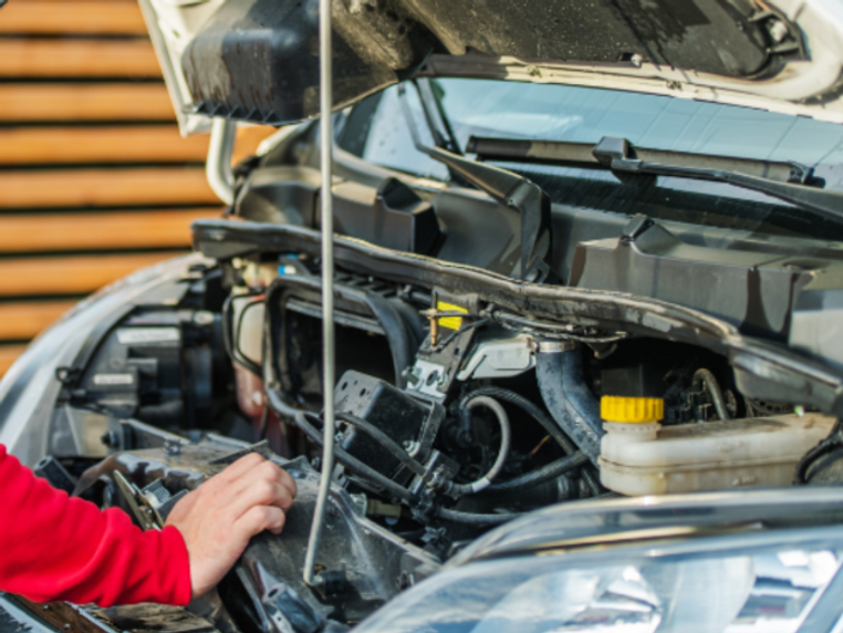 Csak olyan feladatokra vállalkozzon, amelyet végzetsége, képessége alapján biztonsággal el tud végezni, egyébként keressen fel inkább szakműhelyt! A jármű műszaki felülvizsgálata