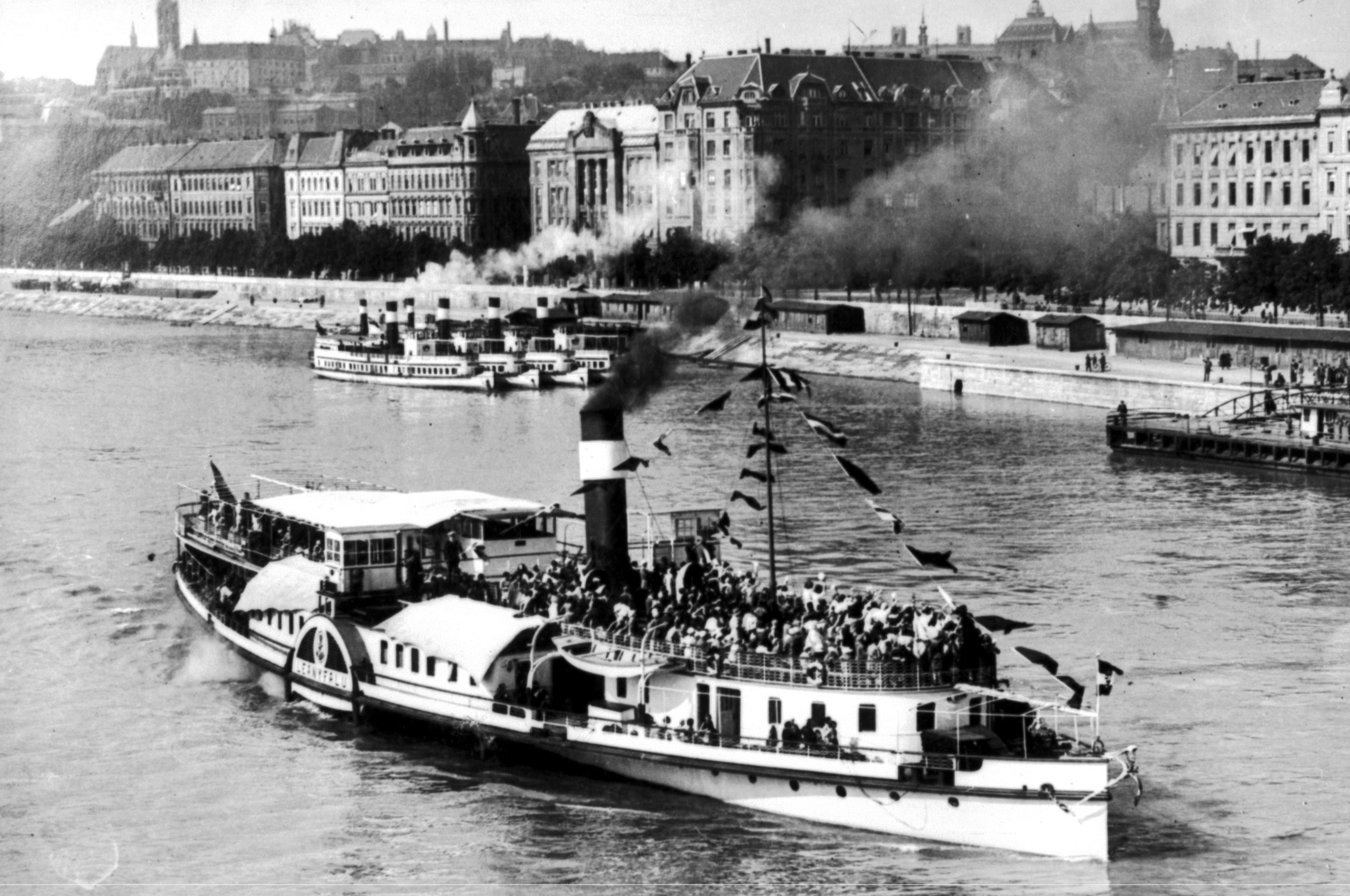 A Kossuth hajó 1953 előtt (Fotó: Közlekedési Múzeum Adattára) A Kossuth hajó 1953 előtt (Fotó: Közlekedési Múzeum Adattára)